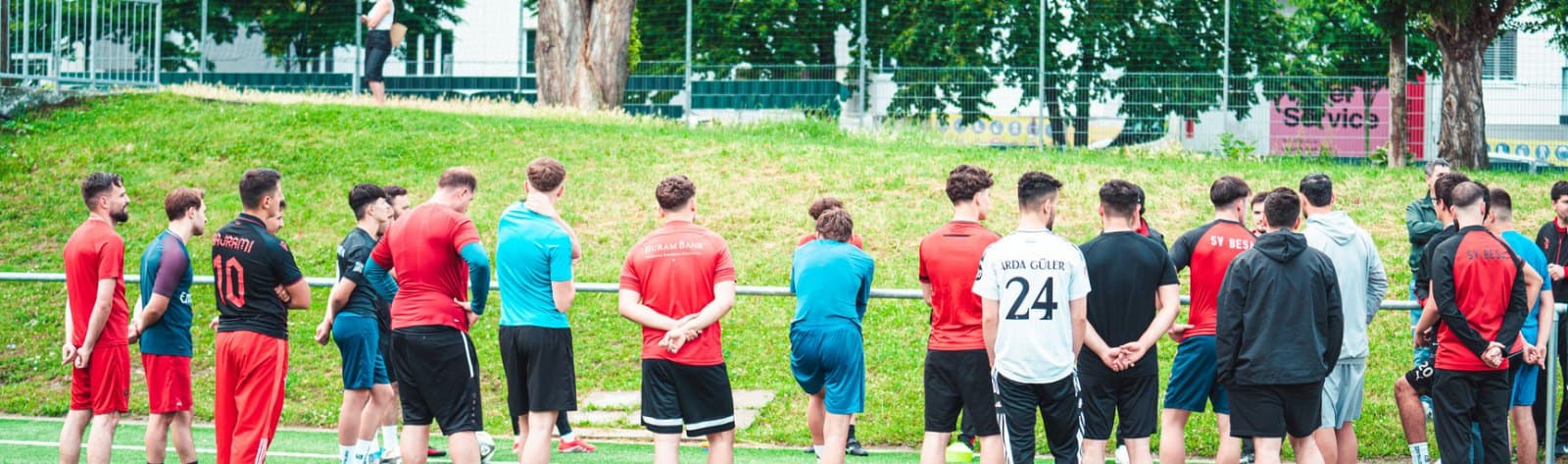 Alle in einer Reihe — Probetraining am Platz